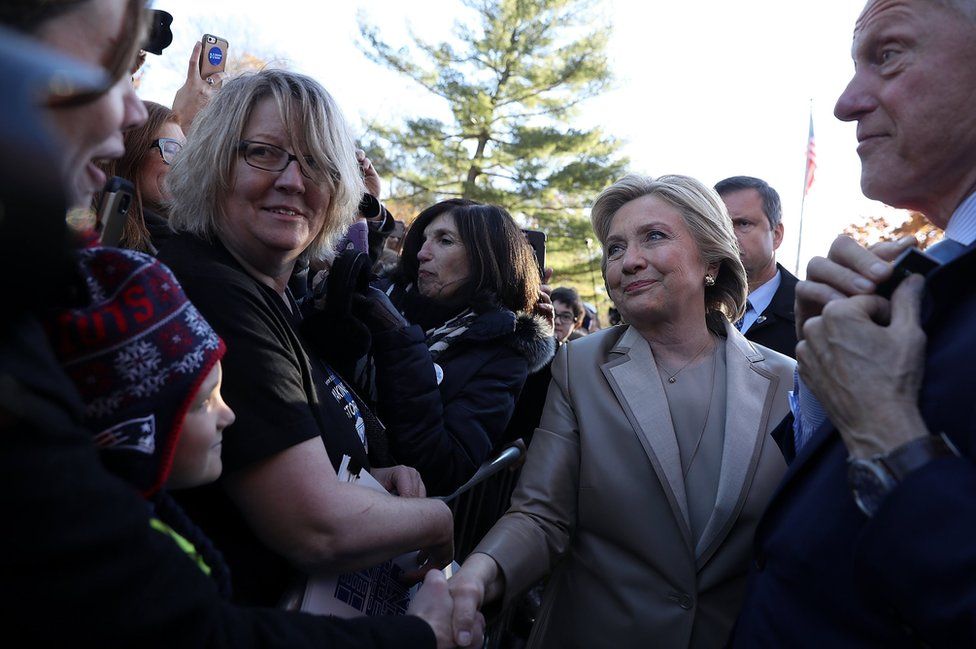 Mgombea wa urais wa Democratic na waziri wa zamani wa mambo ya nje Hillary Clinton akiwasalimia wafuasi wake baada ya kupiga kura yake eneo la Chappaqua, New York