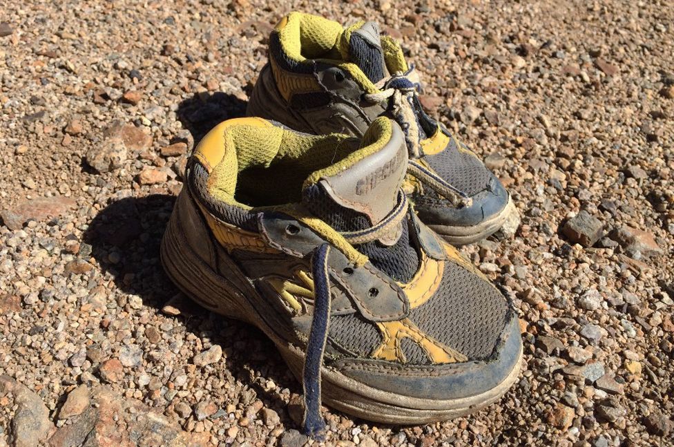  Un par de zapatillas de niño encontradas entre los restos del avión. Futrell/Stoner 