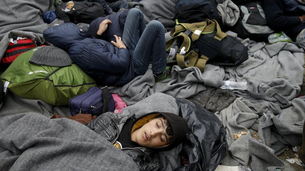 Migrants sleep at a makeshift camp on the Greek-Macedonian border near the village of Idomeni (08 March 2016)