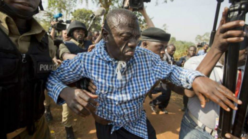Shugaban 'yan hamayyar Uganda ya gurfana a kotu - BBC Hausa