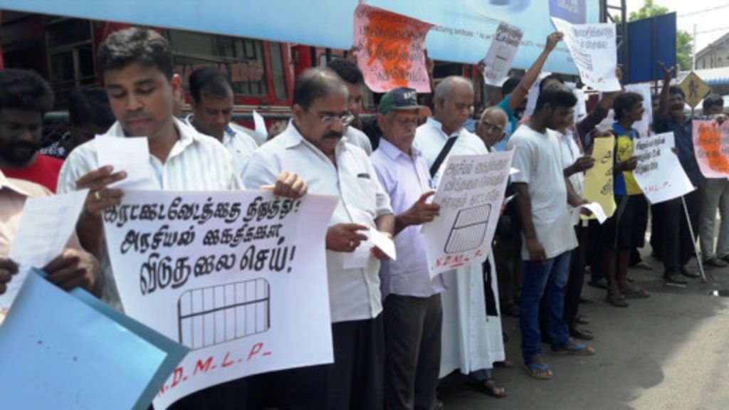 இலங்கை: தமிழ் அரசியல் கைதிகளை விடுதலை செய்ய வலியுறுத்தி ஆர்ப்பாட்டம்