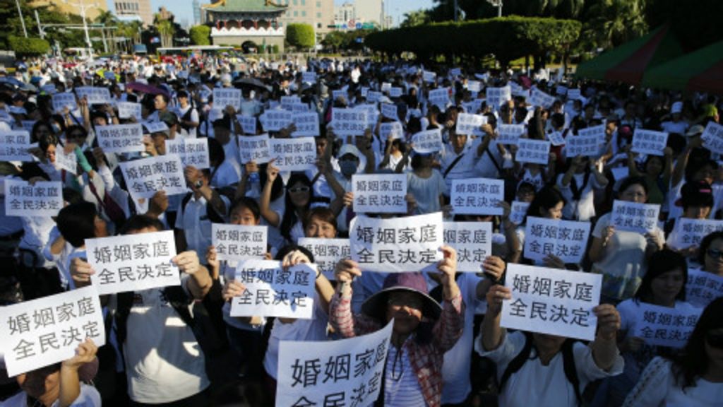 台灣舉行反同性婚姻遊行 BBC 中文网