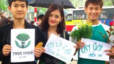 Đông đảo người dân đã tuần hành vì cây xanh hôm 22/3 ở Hà Nội