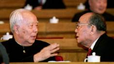 Ông Vạn Lý (trái) ở vị trí Chủ tịch QH và ông Dương Thượng Côn khi còn làm Chủ tịch nước tháng 3/1993