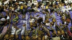 Người di trú được cứu từ tàu và đưa về trung tâm cứu trợ 