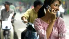 Phụ nữ nói chuyện điện thoại ở Hà Nội