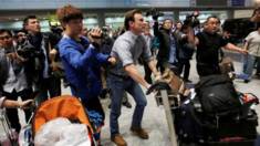 Phóng viên BBC Rupert Wingfield-Hayes tới sân bay Bắc Kinh sau khi bị Bắc Hàn trục xuất