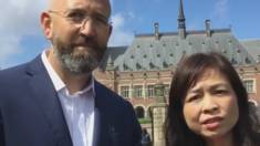 Nga Phạm và Jonathan London trước Tòa án Quốc tế ở La Haye, Hà Lan