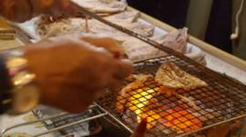 香港旺角街头摊贩烤制鱿鱼干（10/2/2016）