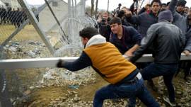 Мигранты штурмуют границу Македонии