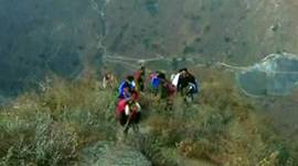 Trẻ em ở một làng thuộc tỉnh Tứ Xuyên, Trung Quốc, leo núi đi học