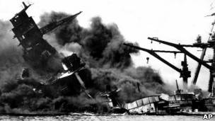 Barco de guerra atacado durante Pearl Harbor
