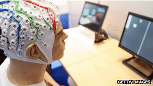 Hombre con casco de electroencefalografía