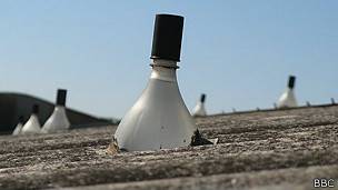 Botella en el techo de una casa