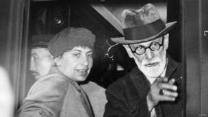 Anna Freud junto a su padre Sigmund