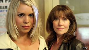 Rose Tyler (Billie Piper) e Sarah Jane Smith (Elizabeth Sladen