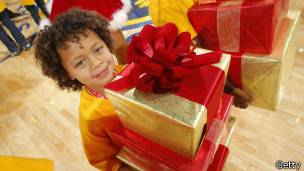 Un niño con un regalo