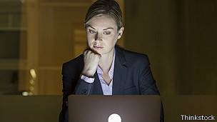 Mujer usando computadora.