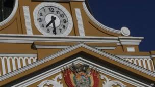 Por qué el reloj del Congreso de Bolivia gira al revés. Por @bbcmundo