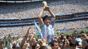 Maradona levanta la Copa del Mundo