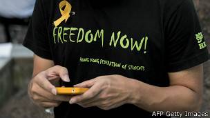 Manifestantes con su teléfono celular durante protestas en Hong Kong