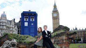 Doctor Who se pasea por el tiempo y el espacio en su Tardis.