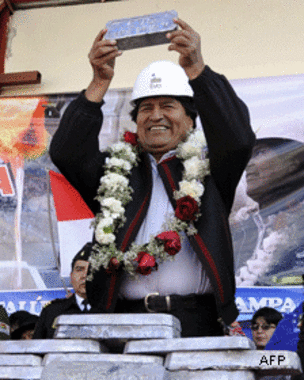 Evo Morales con lingote de plata.