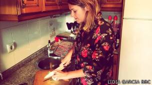 Lidia García Villar cocinando, nueve meses después del diagnóstico del Síndrome de Guillain-Barré. 