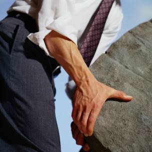 Un trabajador levanta una piedra