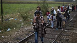 Wahamiaji watembea kwa miguu kuondoka Hungary