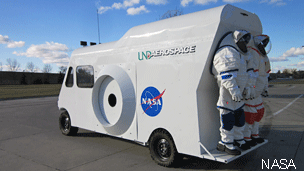 Trajes espaciales creadores por De León. (foto: NASA)