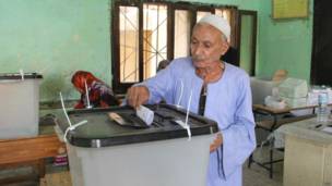 مسن يصوت في الانتخابات البرلمانية