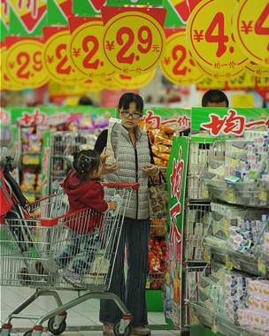 Se estima que en 2020 un 60% de los casi 1.400 millones de chinos vivirán en ciudades. Consumidores en un supermercado