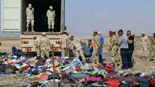 Investigadores en el lugar del accidente del Metrojet en Egipto