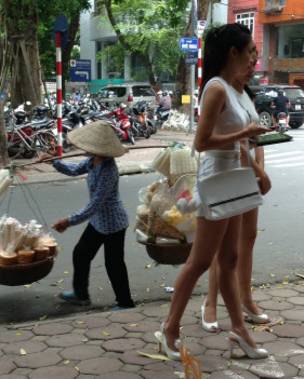 Hai phụ nữ trẻ trên đường phố Hà Nội