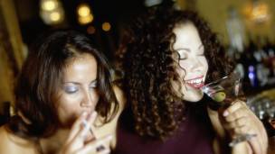 Mujeres fumando y consumiendo alcohol