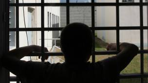 Alfred Vukaj mira a través de las rejas de la cárcel donde cumple una condena.