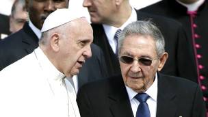 Francisco con Raúl Castro