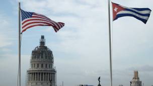 Banderas de Cuba y EE.UU. flamean cerca del Capitolio. 