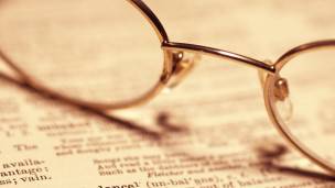 Una imagen de unas gafas sobre un diccionario