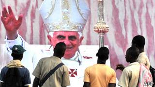 Une photo géante du pape Benoît XVI lors de son voyage au Bénin