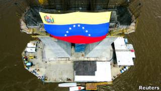 Obras de construcción de un puente sobre el río Orinoco