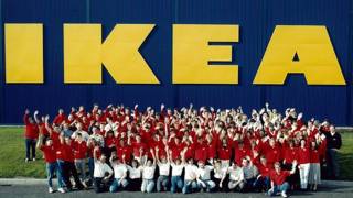 Personal de una tienda de Ikea