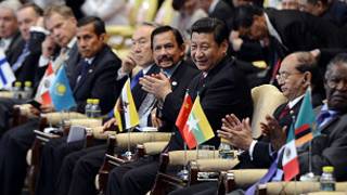 Líder chinês Xi Jinping em meio a líderes mundiais