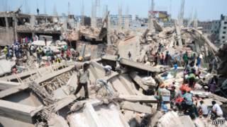 Voluntários civis ajudam no resgate em Dhaka, Bangladesh (AFP)