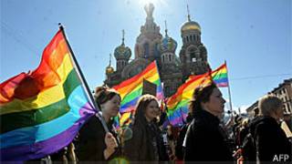 Ativistas que defendem os direitos dos gays em São Petersburgo (AFP)