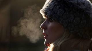 Mujer con sombrero en invierno