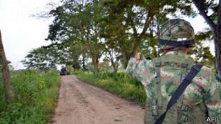 Soldado patrulla cerca de Tame en Arauca