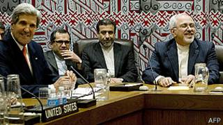 John Kerry y Mohammad Javad Zarif