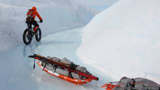 Bicicleta tirando de trineos en Groenlandia